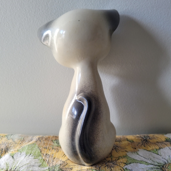 Siamese ceramic cat with a gentle expression and cute lashes - Picture 4 of 8